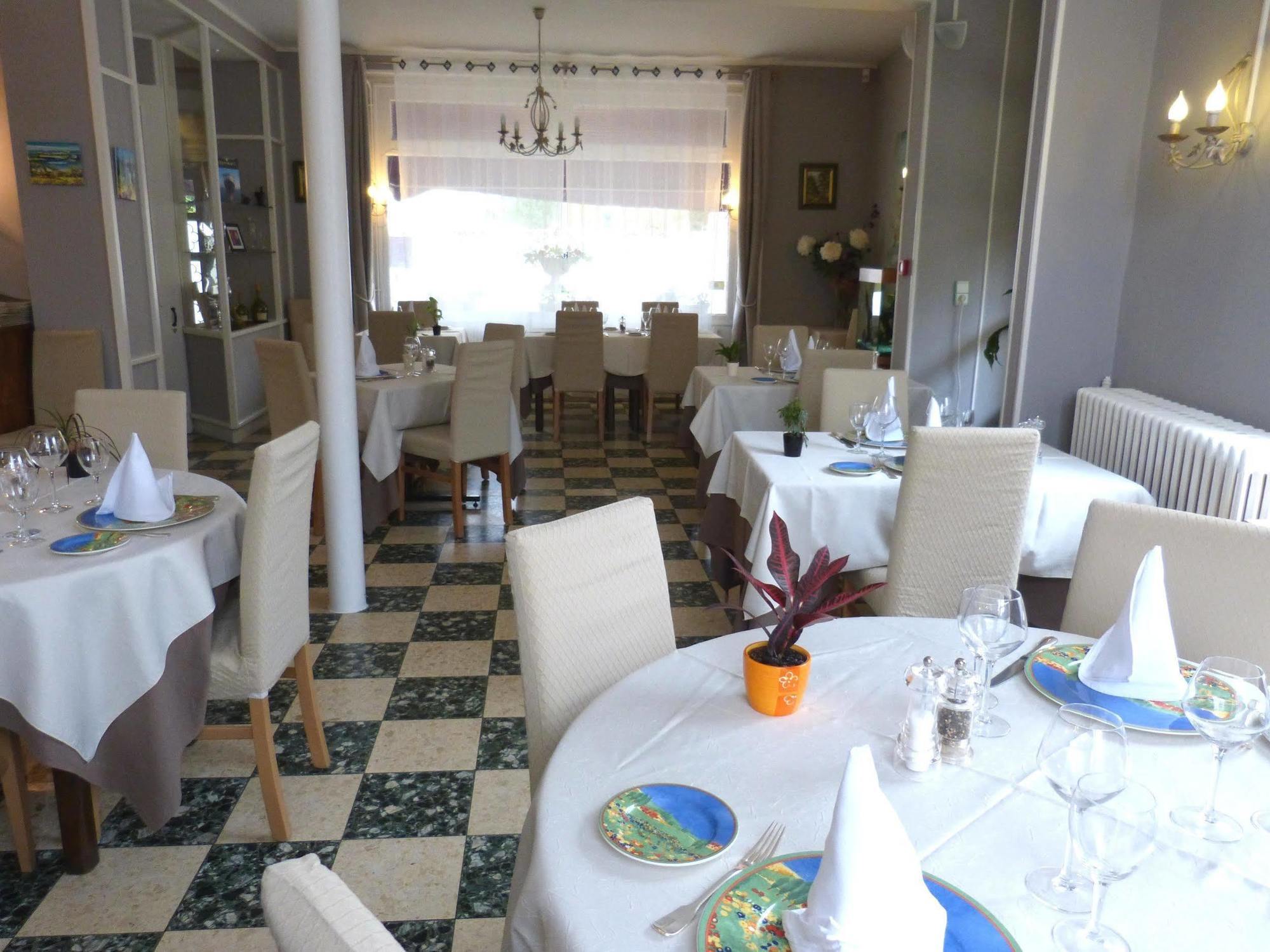 Hotel Restaurant "Le Relais" Courtenay  Exterior photo